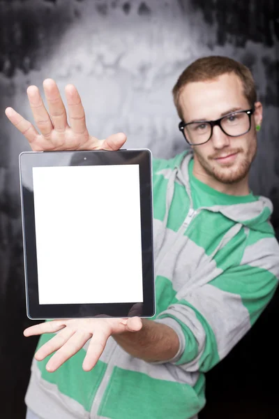 Dobře vyhlížející muž chytrý blbeček s tabletovým počítačem — Stock fotografie