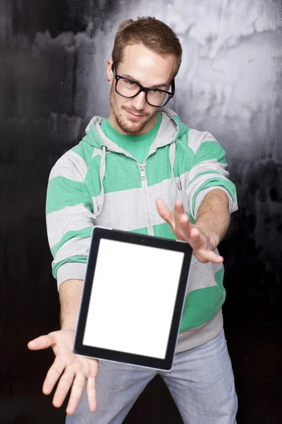 Симпатичный умник с планшетным компьютером — стоковое фото