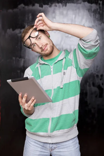 Gut aussehender intelligenter Nerd-Mann mit Tablet-Computer — Stockfoto