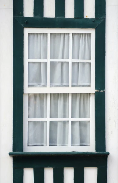 Belle fenêtre typique — Photo