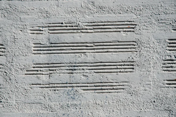 Кирпичная стена, окрашенная белой краской — стоковое фото