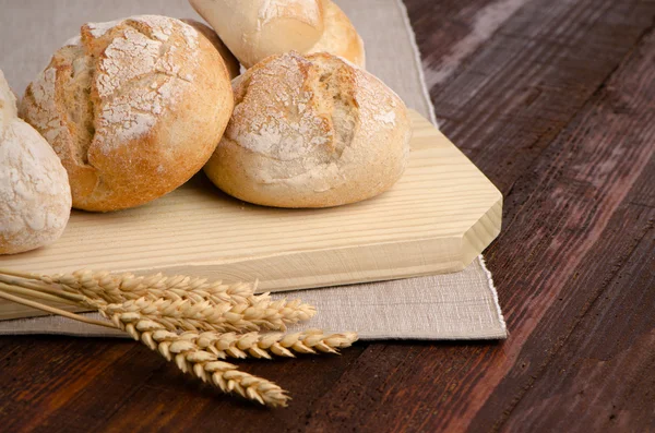 Brød på trebord – stockfoto