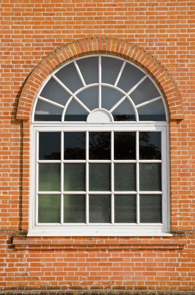 Bílé malované dřevo klenuté okno — Stock fotografie