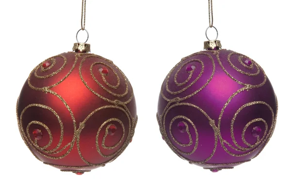 Zwei rote und lila Weihnachtskugeln — Stockfoto