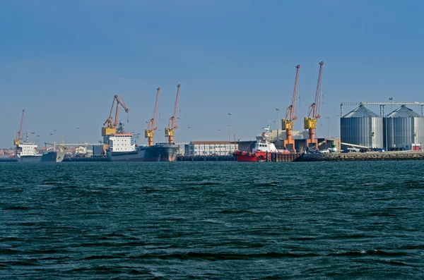 Cargo ship docked in port — Stock Photo, Image