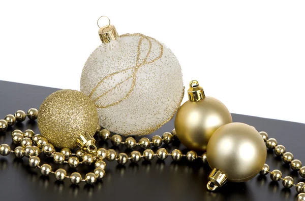 Bola de Natal dourada — Fotografia de Stock