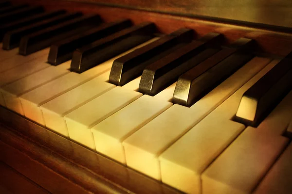 Chaves de piano envelhecidas — Fotografia de Stock