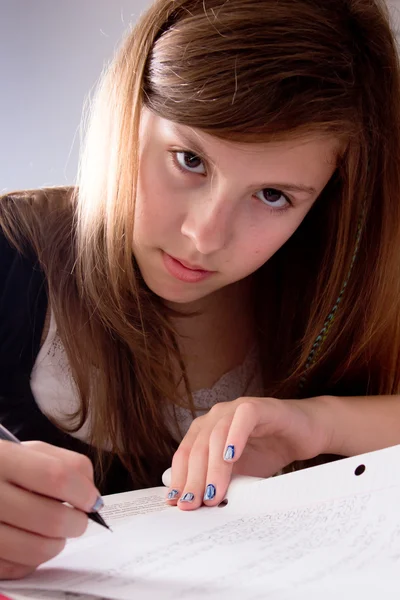 Adolescente chica haciendo trabajo escolar —  Fotos de Stock