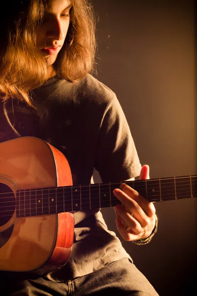 Penyanyi Penulis Lagu dengan Guitar — Stok Foto