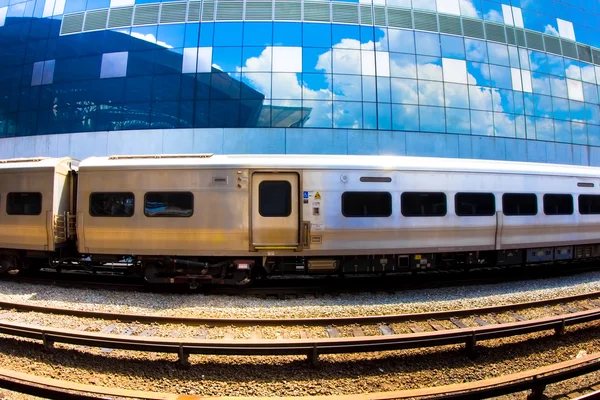 Commuter Train and Building — Stock Photo, Image