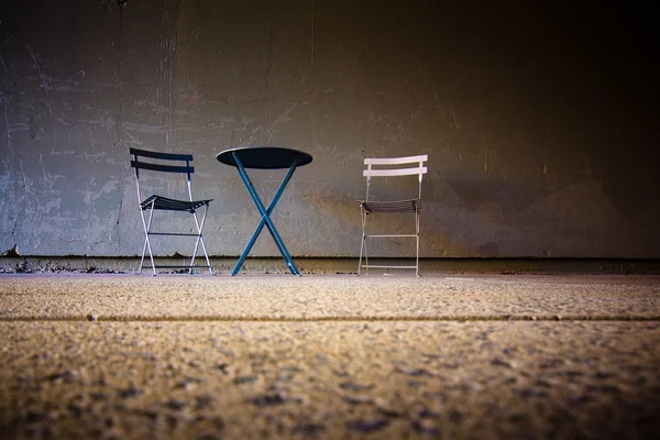 Karge Tisch- und Stuhlszene — Stockfoto