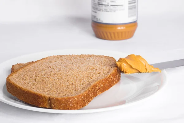 Arašídové máslo a celozrnný chléb — Stock fotografie