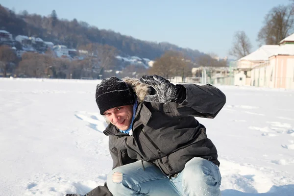 Dışarıdaki adam karda — Stok fotoğraf