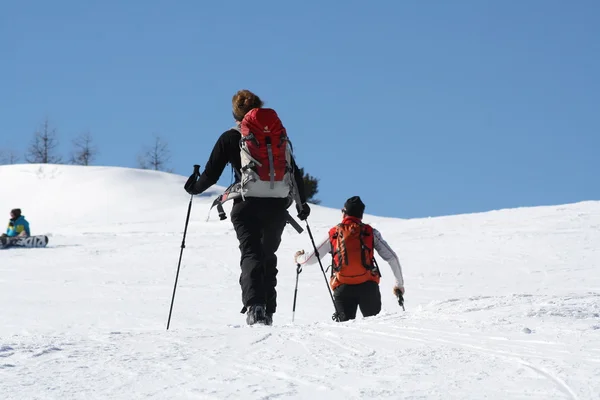 成熟夫妇在滑雪 — 图库照片