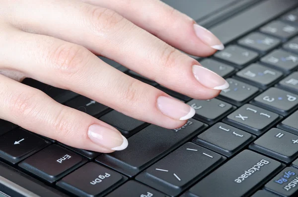Prsty na klávesnici — Stock fotografie