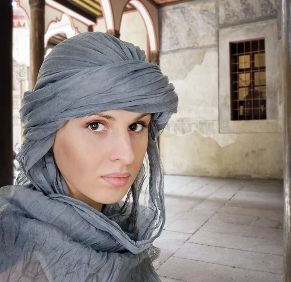 Oosterse stijl vrouw in sjaal — Stockfoto