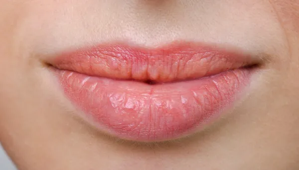 女性の官能的な唇のクローズ アップ — ストック写真