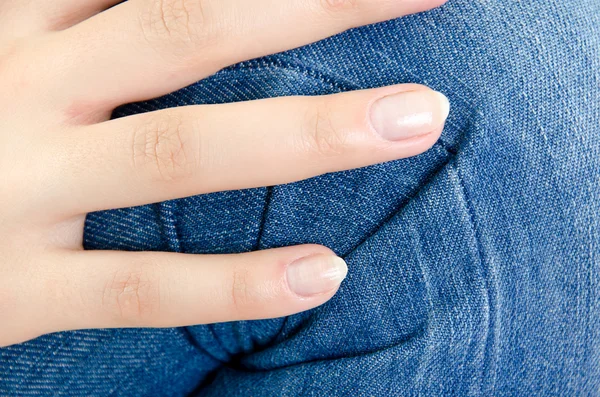 Kolana dla kobiet w dżinsy zbliżenie — Zdjęcie stockowe