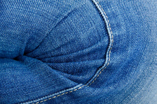 Rodilla de mujer en jeans de cerca — Foto de Stock