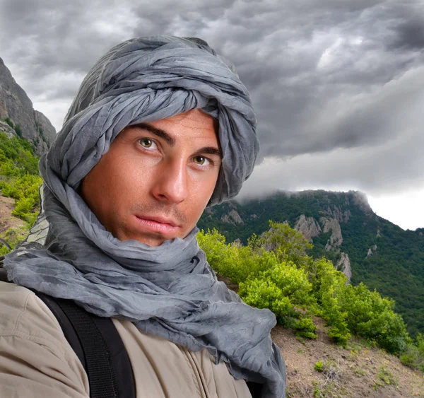 Turist gömmer sitt huvud under en sjal — Stockfoto
