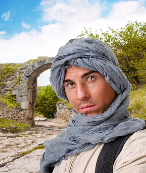 Tourist hiding his head under a shawl — Stock Photo, Image