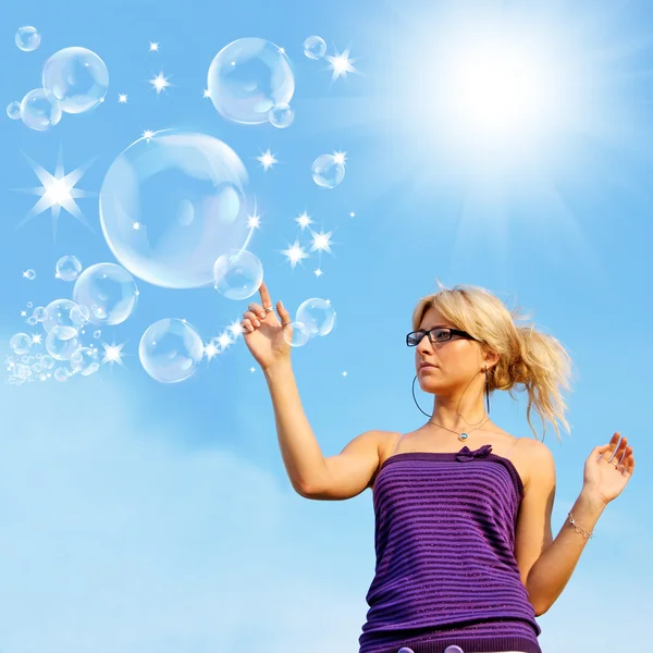 Dromen van het jonge meisje als zeep bubbels barsten — Stockfoto