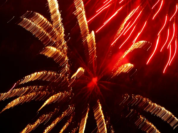 Goldenes und rotes Feuerwerk. — Stockfoto