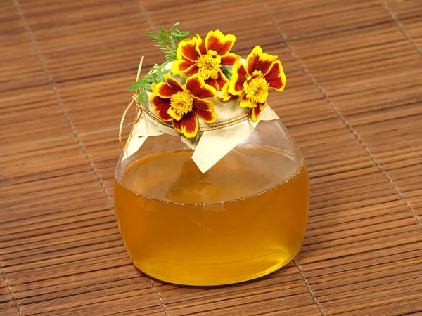 Honey jar and flower. — Stock Photo, Image