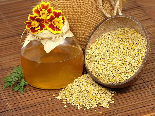 Pot honing, bloemen en stuifmeel. — Stockfoto