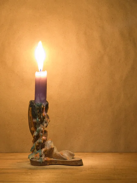 Λαμπερό κερί σε ασυνήθιστο ξύλινο κηροπήγιο. — Φωτογραφία Αρχείου