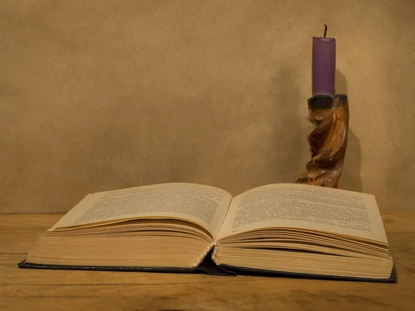 Stary otwarte książki i świeca. — Zdjęcie stockowe