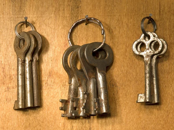 Het aantal oude roestige sleutels. — Stockfoto