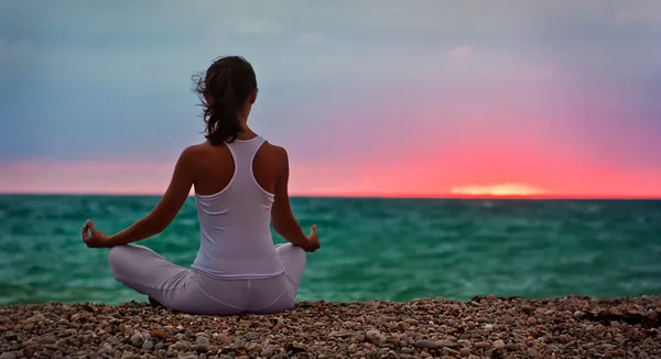 Yoga meditatie bij zonsondergang — Stockfoto