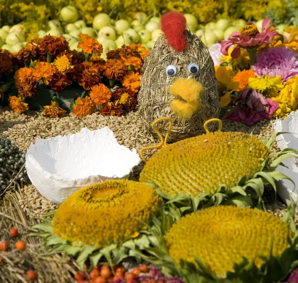 Имитация курицы и цветов — стоковое фото