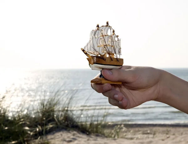 L'uomo tiene in mano una nave in miniatura — Foto Stock
