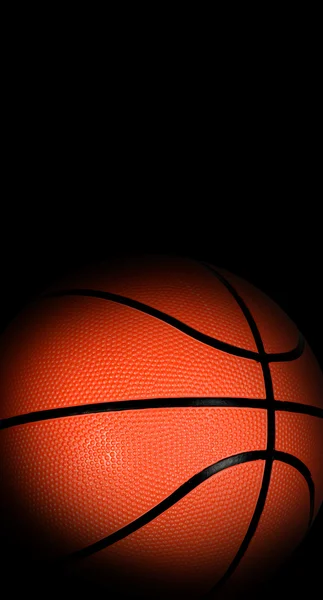 Basketbalový míč s tmavé okraje na černém pozadí — Stock fotografie