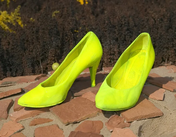 Stora gula kvinnligt skor — Stockfoto