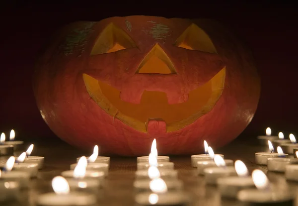 Straszne dyni w pobliżu świeca, koncepcja halloween — Zdjęcie stockowe