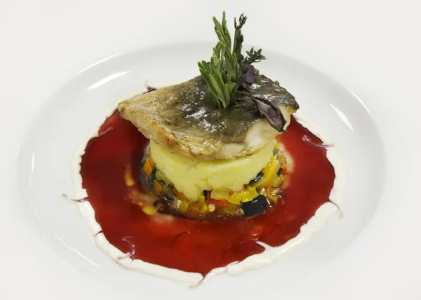 Pike perch with ratatouille in a wine sauce — Stock Photo, Image