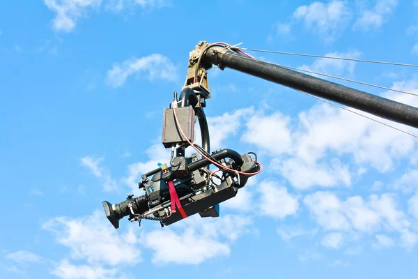 Fernsehkamera auf einem Kran vor blauem Himmel — Stockfoto