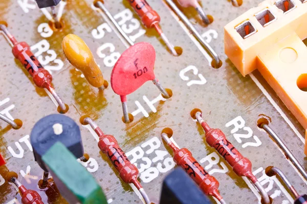 Componentes eletrónicos numa placa de circuito impresso obsoleta Fotos De Bancos De Imagens Sem Royalties