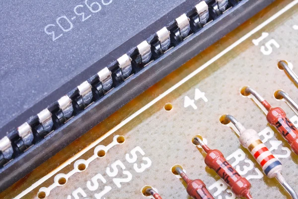 Componenti elettronici su un circuito stampato obsoleto — Foto Stock