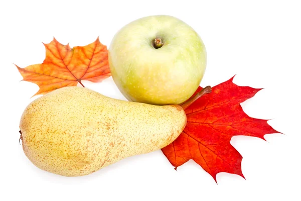 Manzana madura y pera con hojas de otoño — Foto de Stock