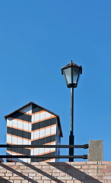 Caja de centinela anticuada y lámpara de calle — Foto de Stock