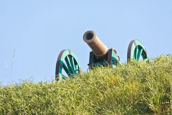 Het kanon van de ouderwetse op een heuvel — Stockfoto