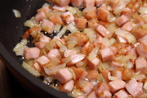 Kızarmış soğan ve sosis — Stok fotoğraf