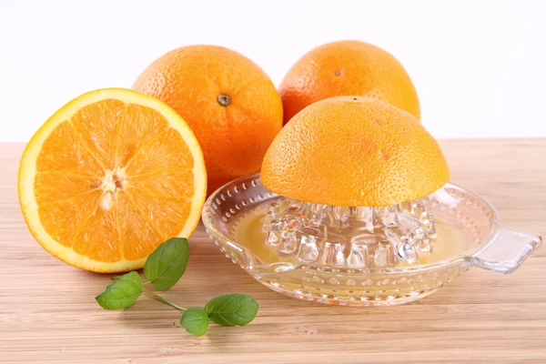Orangensaft und Orangen — Stockfoto