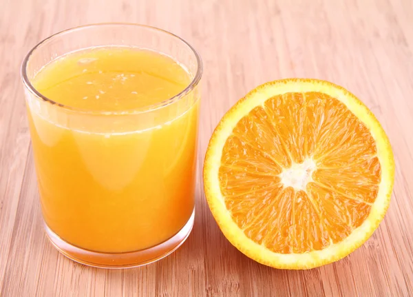 Orangensaft und Obst — Stockfoto