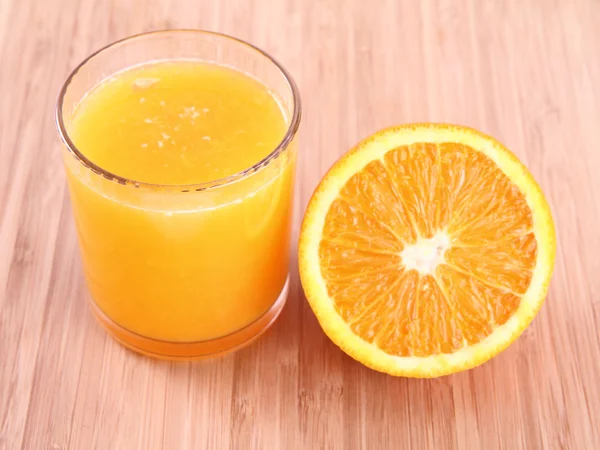 Sinaasappelsap en fruit — Stockfoto