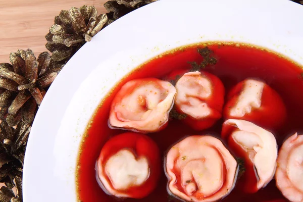 Kırmızı pancar çorbası köfte ile — Stok fotoğraf